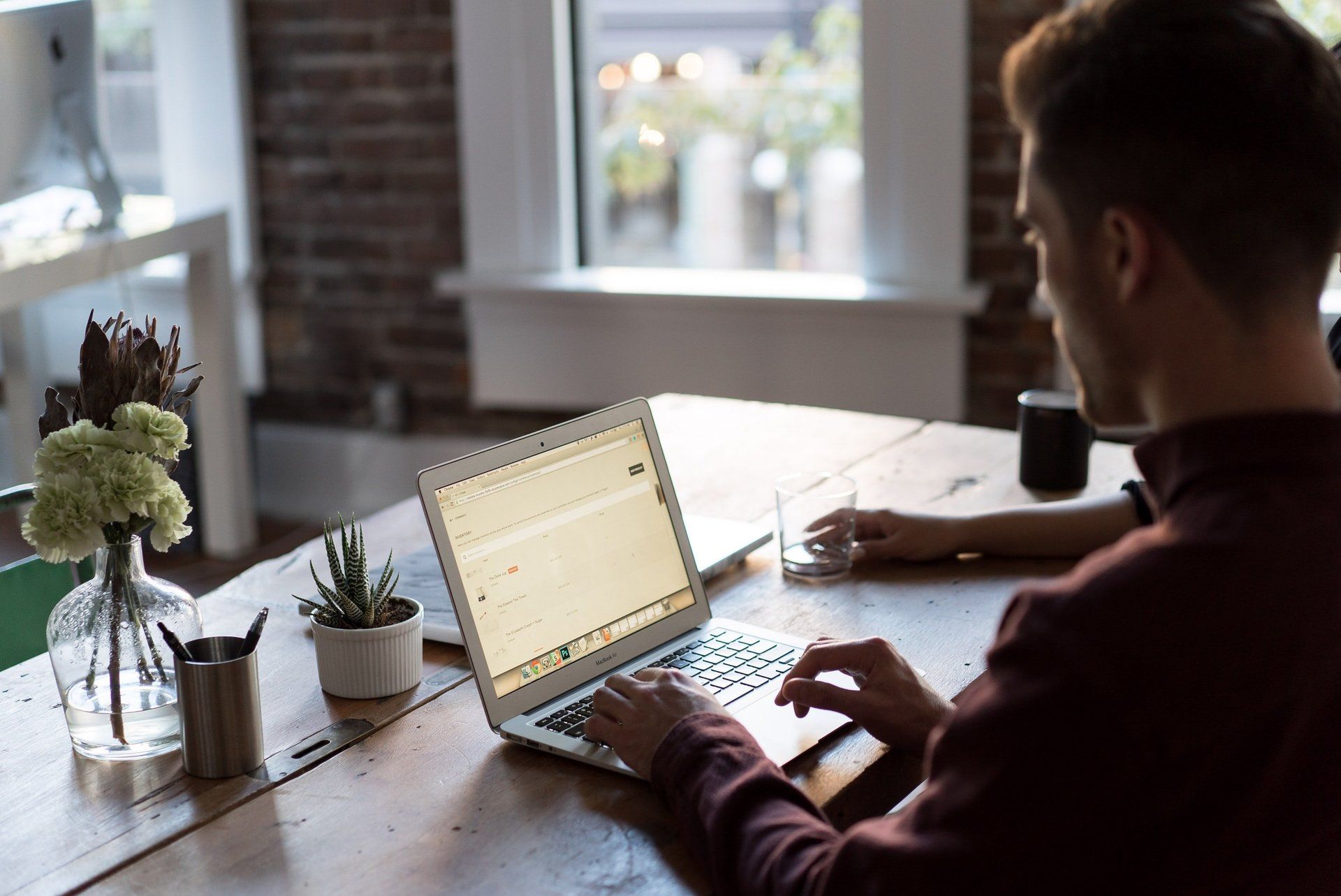 An HR professional working in the cloud-based evaluation tool on a laptop